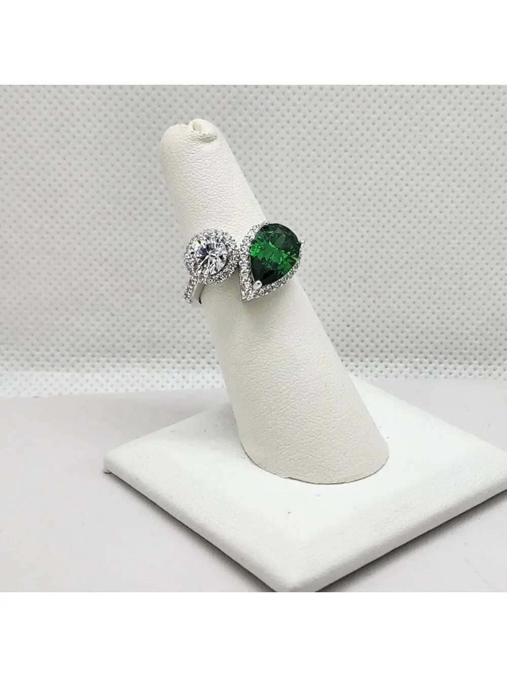 Brand New Sterling Silver 925 Green White Gemstone Ring
